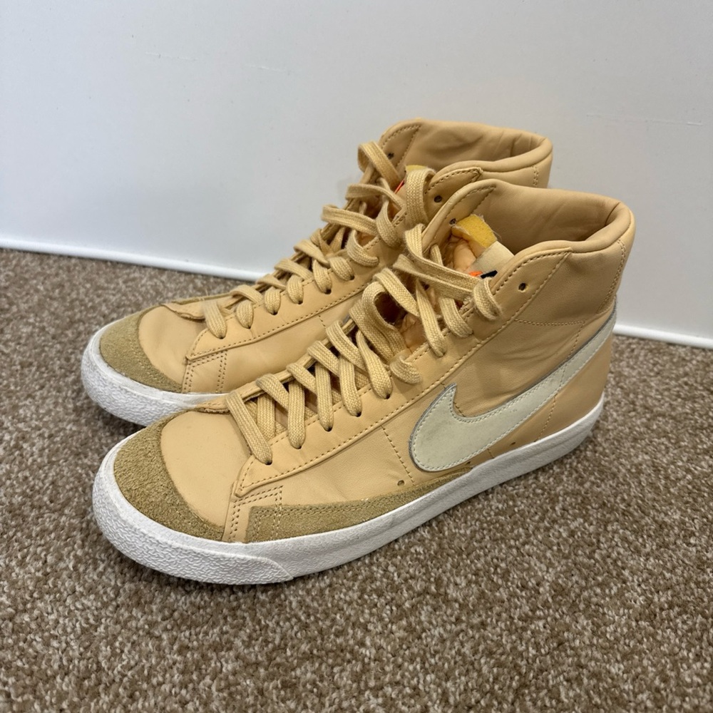Nike Blazers Mid ‘77 in Sesame Womens size 9